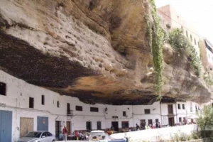 Город под скалой Setenil de las Bodegas (Испания)