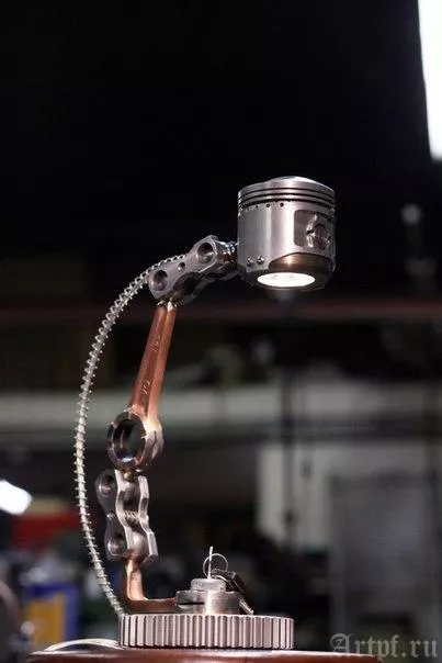Настольный светильник из метала